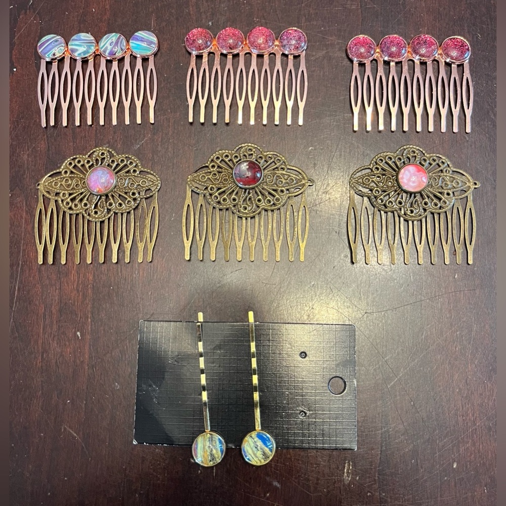 6 Hair Combs And 2 Hair Pins